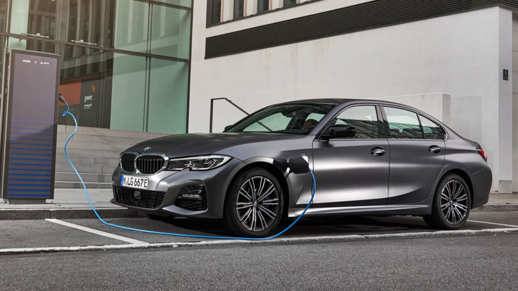 BMW 330e - Cele mai bune masini plug-in hybrid 2022