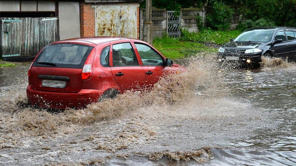 Condusul pe ploaie torentială