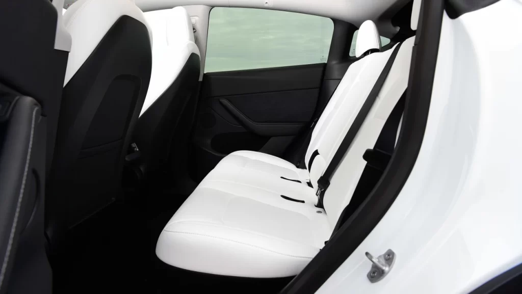 Tesla Model Y spatiu interior si confort