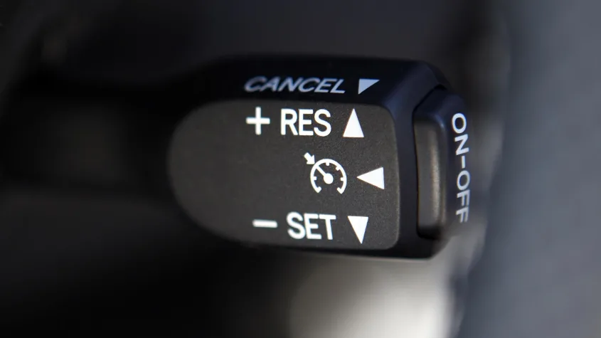 Ce este cruise control și adaptive cruise control?